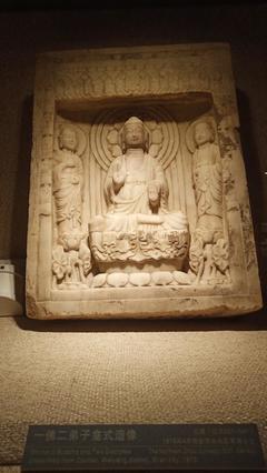 绵绵细雨中参观西安博物院的佛教造像展