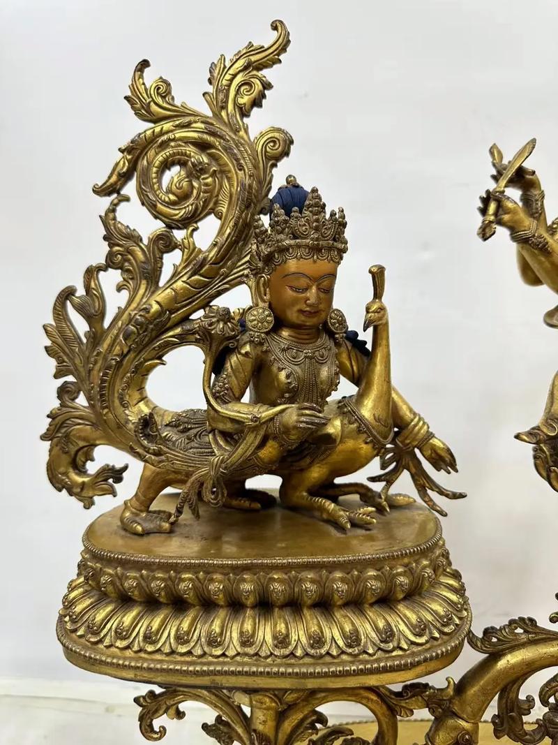 藏传鎏金孔雀三佛母三尊造像 艺术与信仰的融合